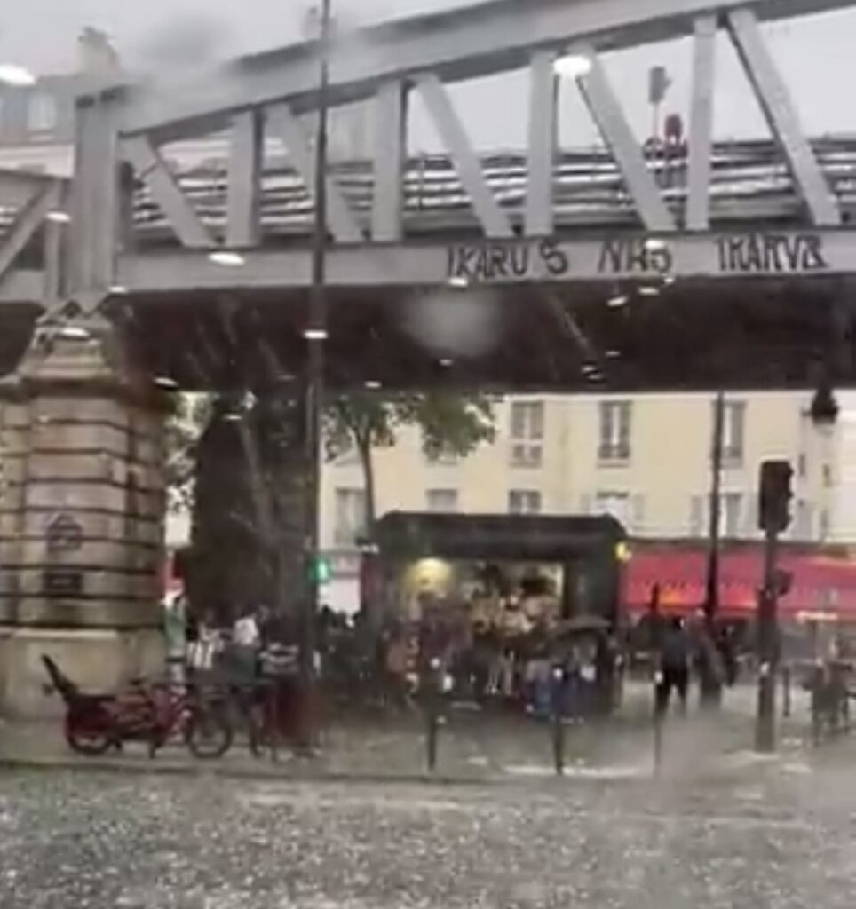 Tempête de grêle surprise en plein Paris