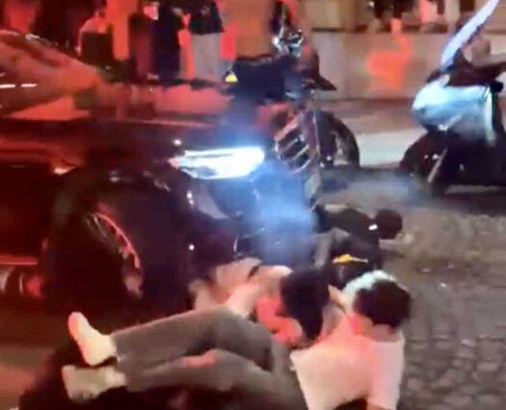 Scènes de chaos à Paris après la qualification du PSG : une voiture roule sur des supporters