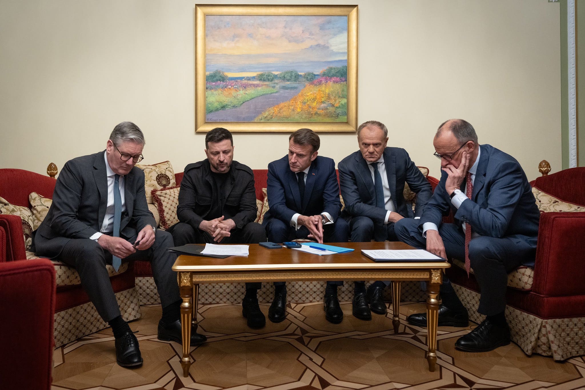 Ukraine - Emmanuel Macron publie une photo de lui et Zelensky «en ligne avec le Président Trump pour un cessez-le-feu de 30 jours dès lundi…»
