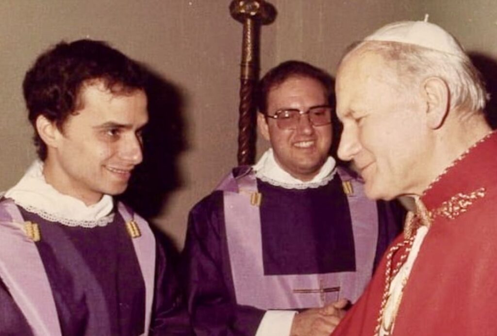 Une photo historique refait surface : Léon XIV dans sa jeunesse aux côtés de Jean-Paul II