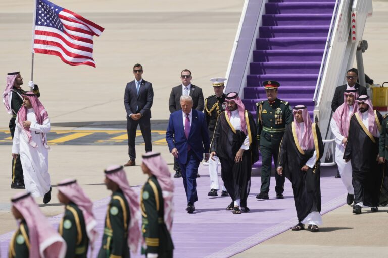 Trump en Arabie Saoudite : découvrez pourquoi le tapis rouge officiel est devenu violet