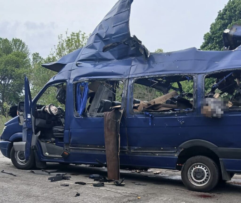 Ukraine : une attaque de drone russe sur un minibus fait neuf morts. Zelensky demande à faire pression sur la Russie pour «arrêter les massacres»