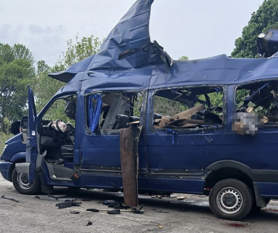 Ukraine : une attaque de drone russe sur un minibus fait neuf morts. Zelensky demande à faire pression sur la Russie pour «arrêter les massacres»