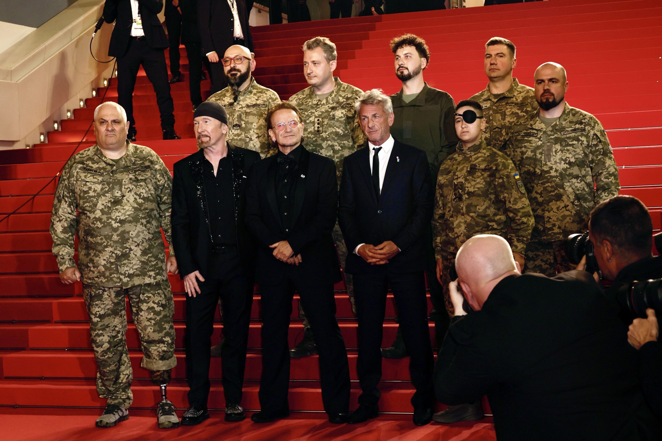 Cannes 2025 : Des Soldats Ukrainiens Sur Le Tapis Rouge Aux Côtés De Bono Et Sean Penn