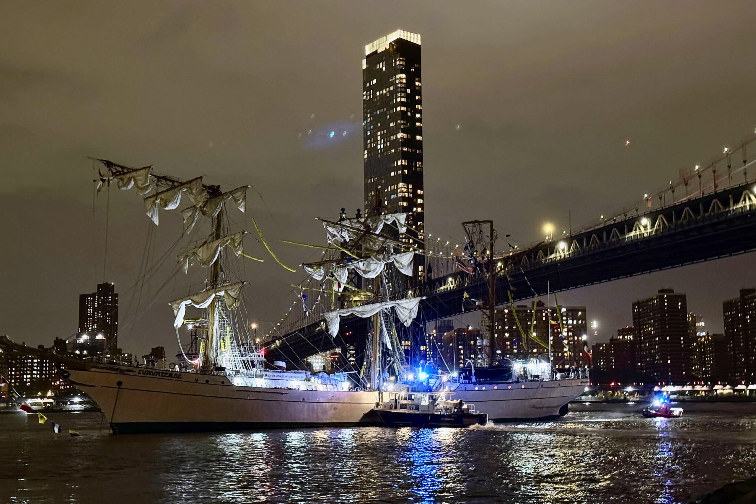 New York : un voilier-école percute le pont de Brooklyn. Deux morts et plusieurs blessés