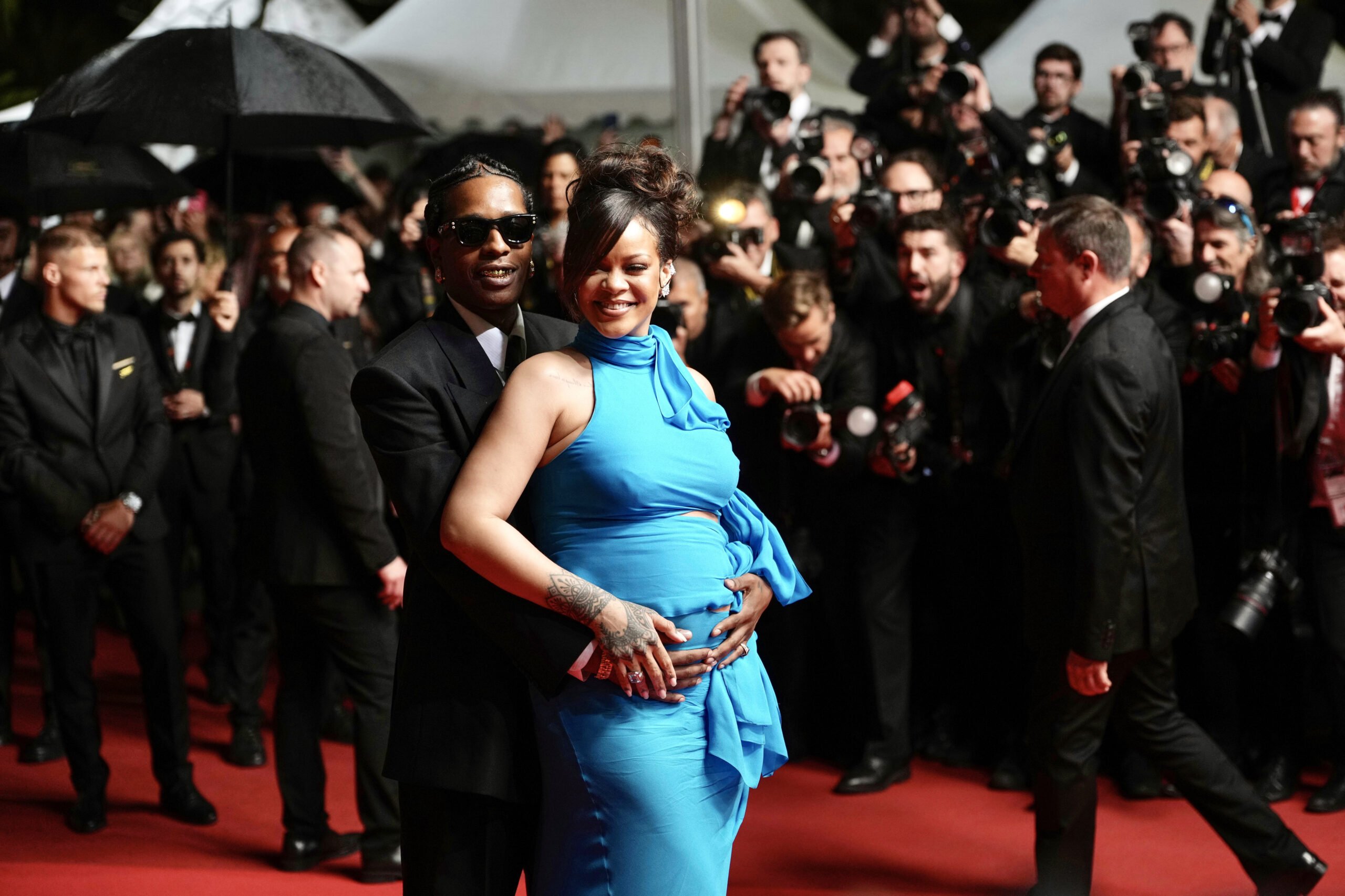 Un événement chargé de symboles Ce retour à Cannes n’est pas anodin. Rihanna n’était pas seulement là en tant qu’icône de mode, mais aussi comme productrice et actrice à venir. Son implication croissante dans l’industrie du cinéma, à travers la production et le doublage, notamment avec The Smurfs, montre son ambition de s’imposer comme figure artistique globale. Des rumeurs évoquent également un nouveau projet musical pour la fin de l’année 2025, après plusieurs années de silence côté musique.