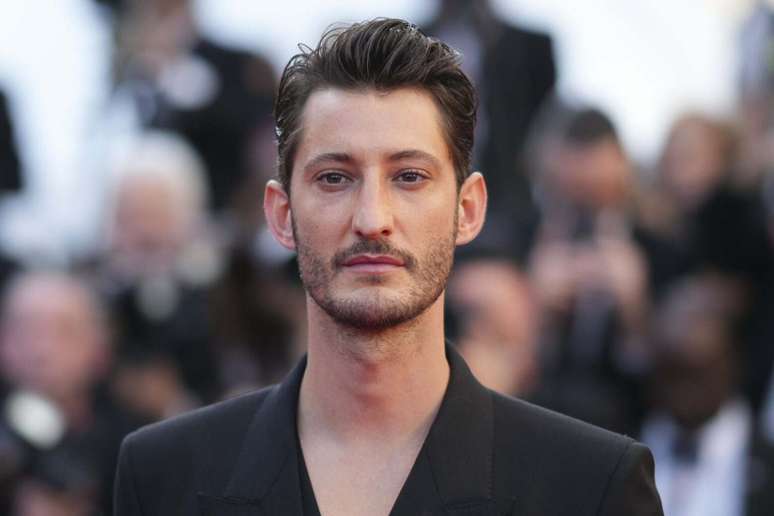 Pierre Niney craque : il rend visite à ses voisines après 10 jours de séduction !