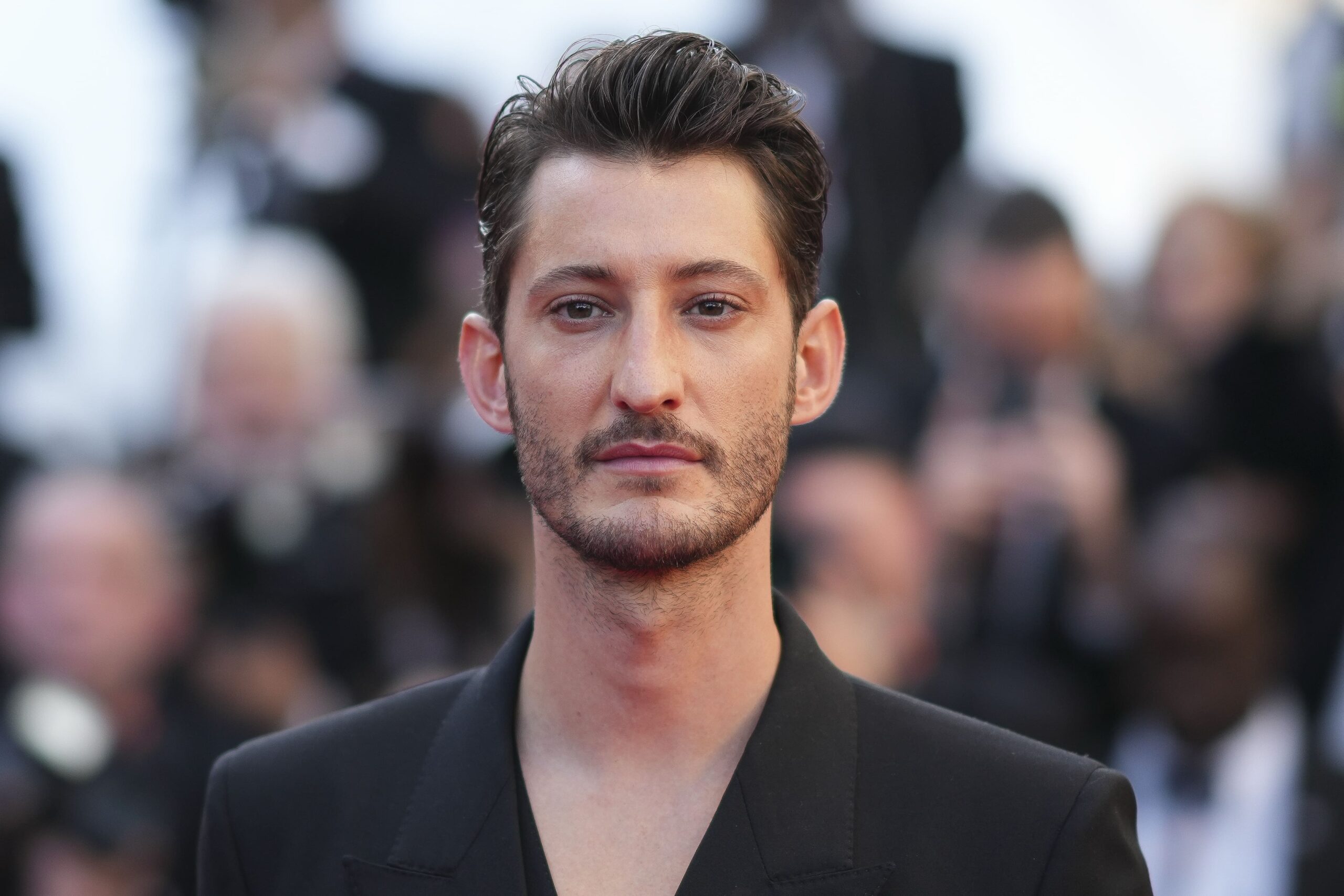 Pierre Niney craque : il rend visite à ses voisines après 10 jours de séduction !