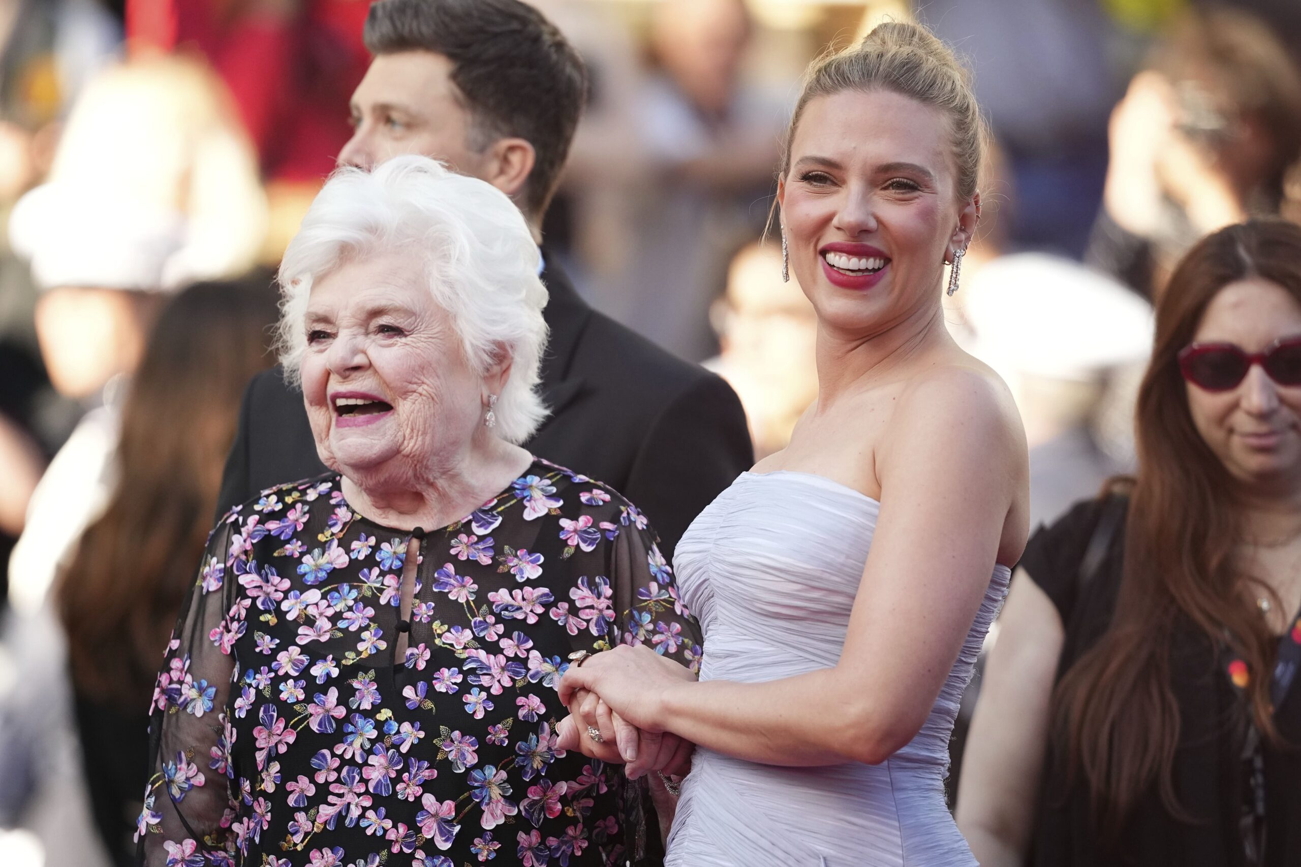 VIDÉO - Scarlett Johansson bouleverse Cannes avec son premier film, ‘Eleanor the Great’, qui rend hommage aux survivants de la Shoah