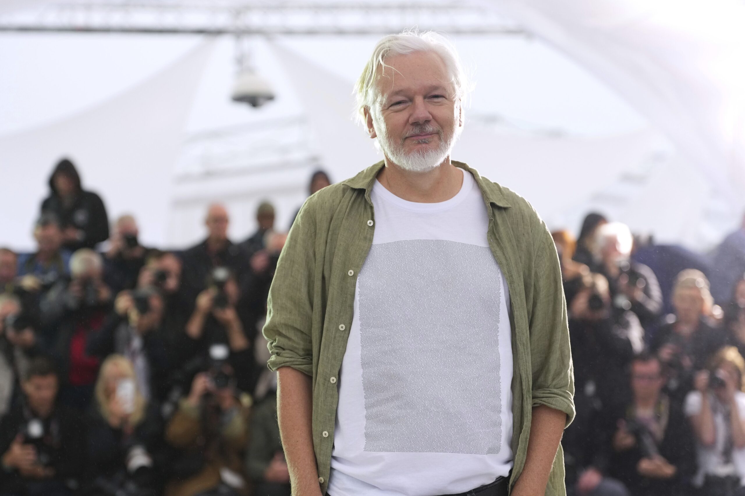 Cannes 2025 : Julian Assange s’affiche avec un t-shirt portant le nom des 4.986 enfants palestiniens de moins de cinq ans tués à Gaza