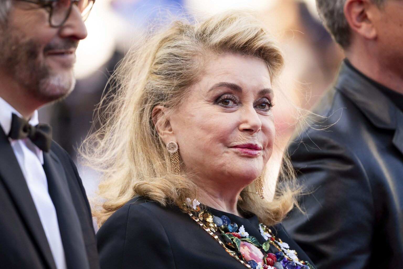 Cannes : Catherine Deneuve et de nombreux acteurs signent une tribune pour dénoncer le «génocide» à Gaza et le «silence» face au drame palestinien