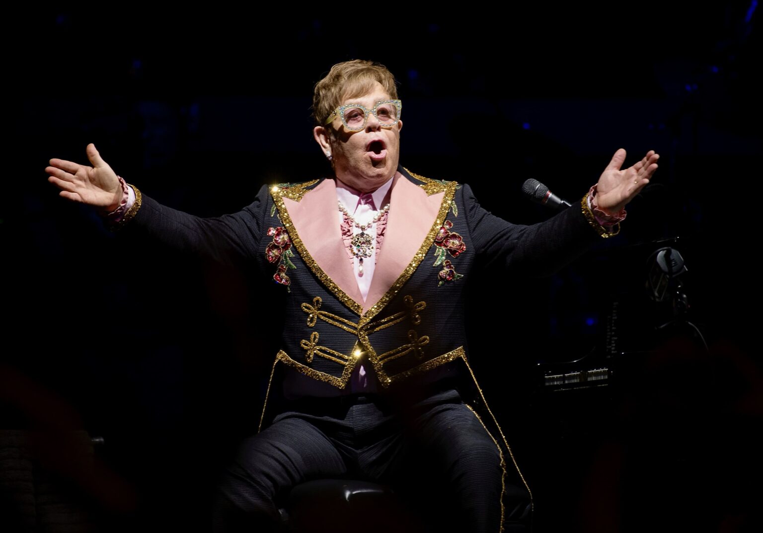 «Ce sont des losers absolus. Je suis furieux!» Elton John fustige le gouvernement britannique sur les droits d’auteur et l’intelligence artificielle