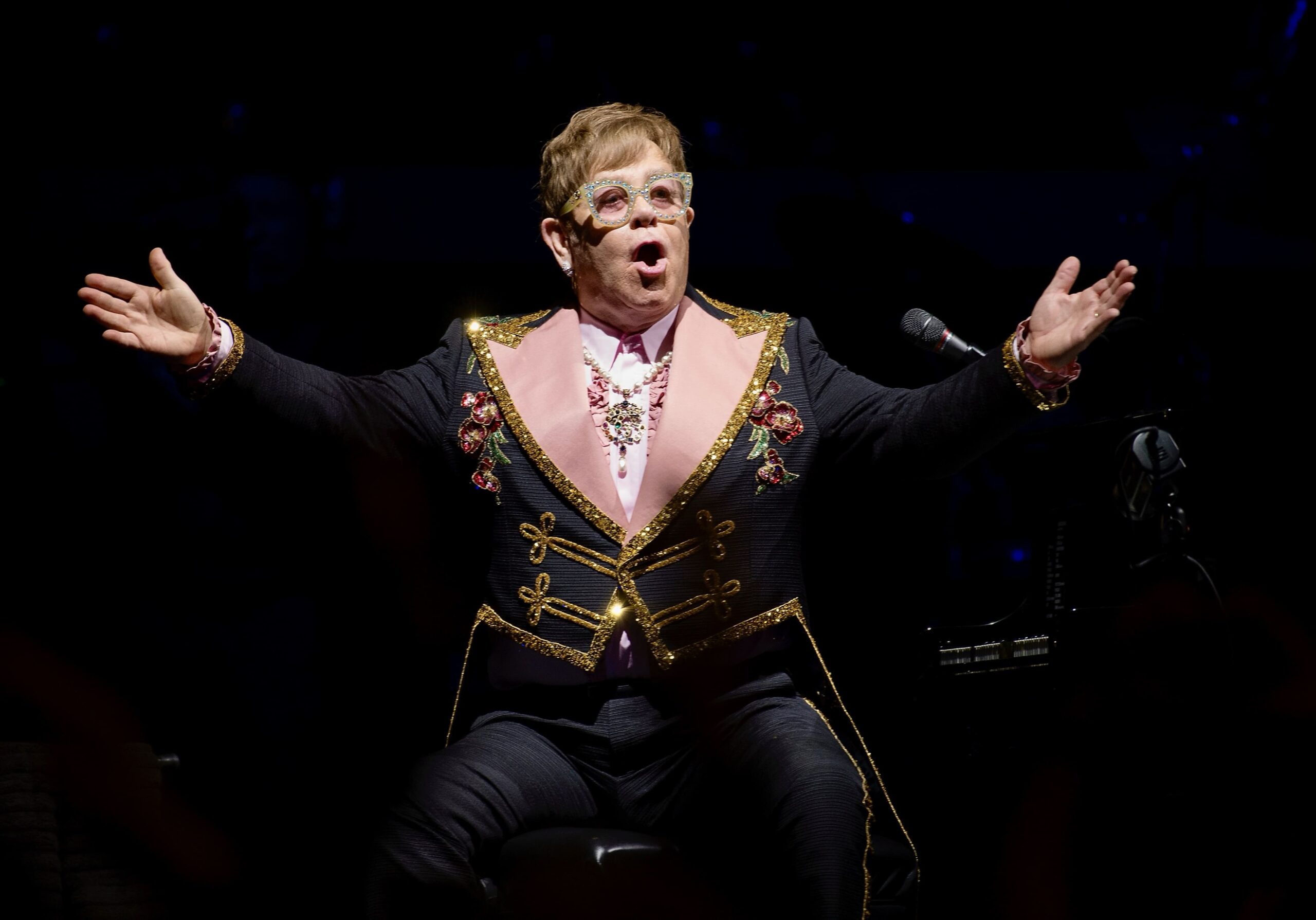 «Ce sont des losers absolus. Je suis furieux!» Elton John fustige le gouvernement britannique sur les droits d’auteur et l’intelligence artificielle