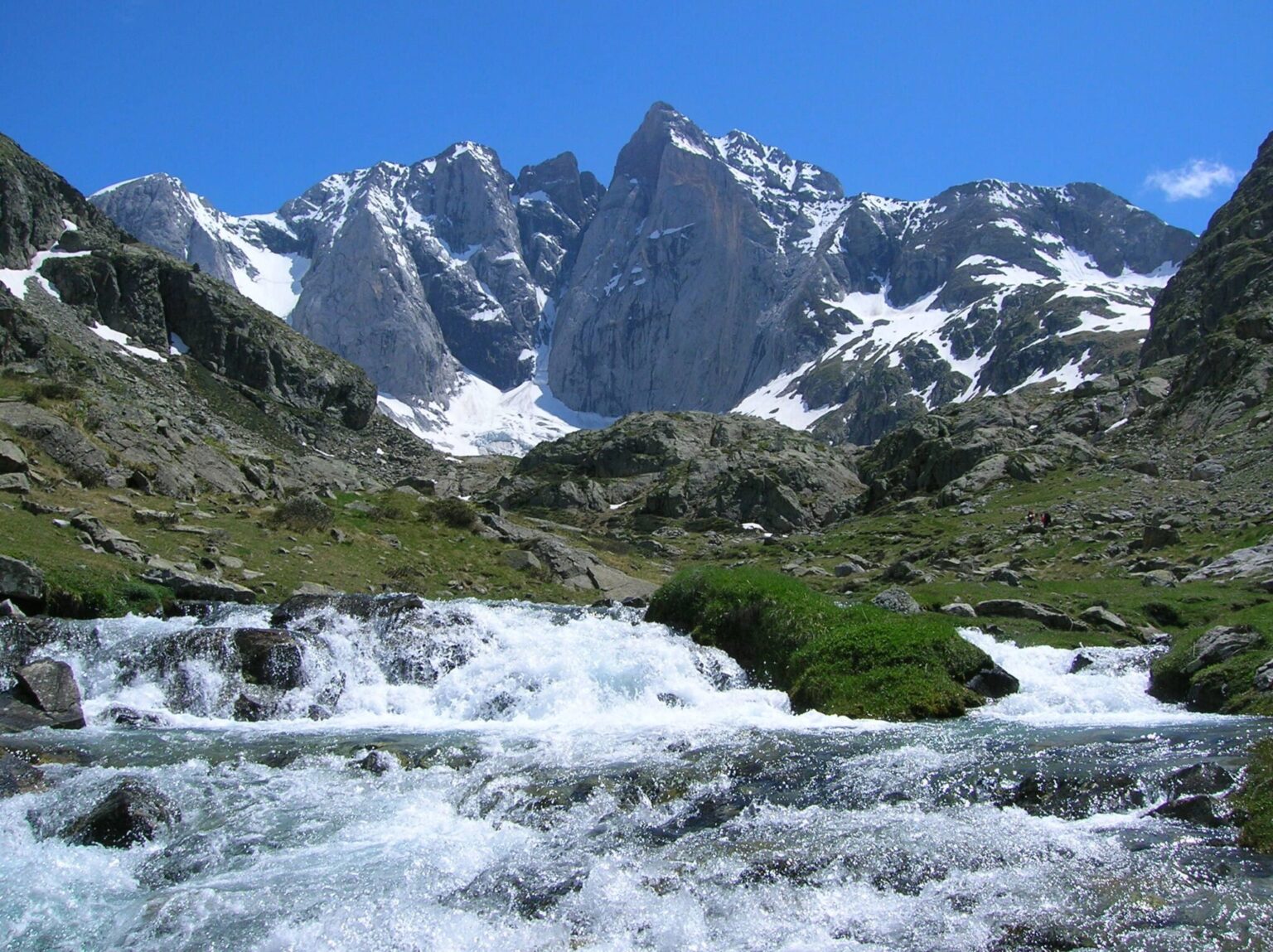 Miracle dans les Hautes-Pyrénées: deux alpinistes espagnols survivent à une chute de 600 mètres