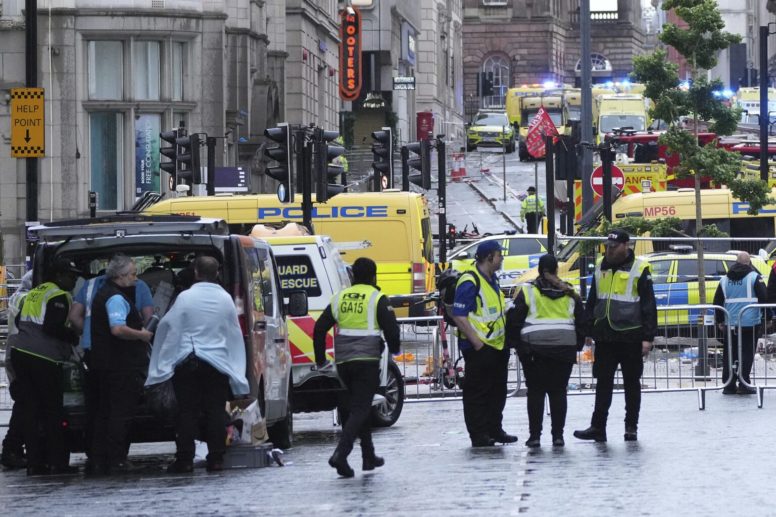 Liverpool : une voiture fonce dans la foule lors de la parade du club pour fêter le titre. Plusieurs blessés et un suspect arrêté