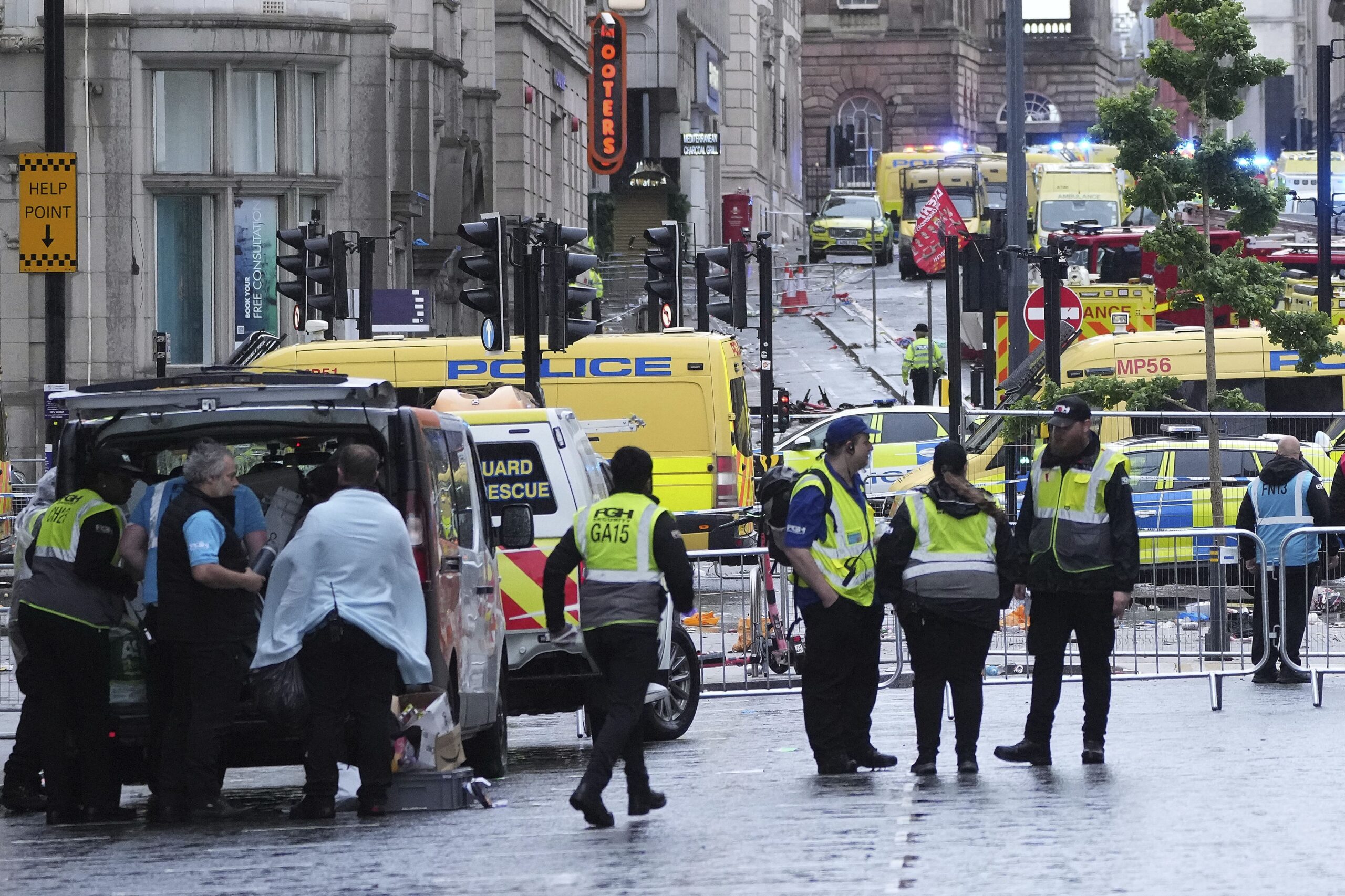 VIDÉO CHOC - Liverpool : une voiture fonce dans la foule lors de la parade du club pour fêter le titre. Plusieurs blessés et un suspect arrêté