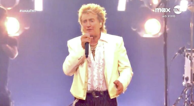 Rod Stewart ému aux larmes en recevant un prix pour l’ensemble de sa carrière aux American Music Awards 2025