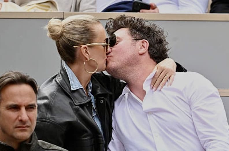Laeticia Hallyday s’affiche avec Frédéric Suant dans les tribunes de Roland-Garros