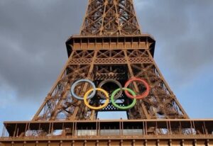 Paris - Les anneaux olympiques ne reviendront pas sur la tour Eiffel avant 2026