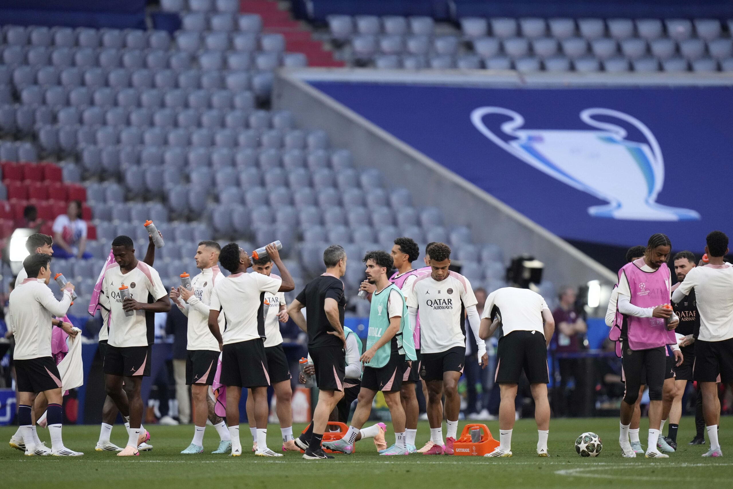 — Le Poids De L’histoire, L’espoir D’un Peuple — Le Poids De L’histoire, L’espoir D’un Peuple