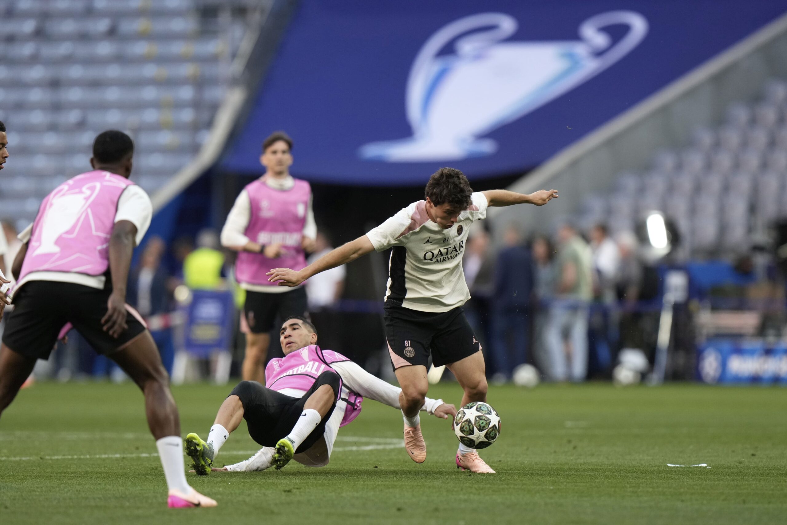 — Le Poids De L’histoire, L’espoir D’un Peuple — Le Poids De L’histoire, L’espoir D’un Peuple