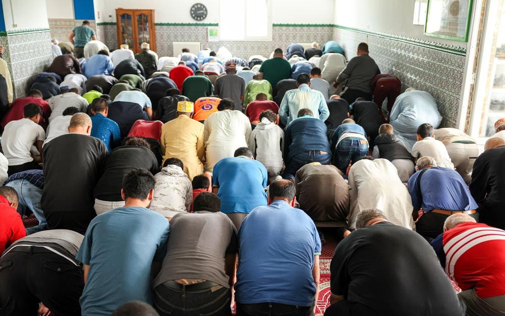 Islamisme : Macron face à la menace, Mélenchon déraille