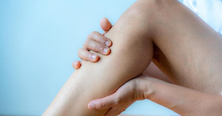 Jambes en feu et sommeil impossible : un mal qui touche 1 français sur 10