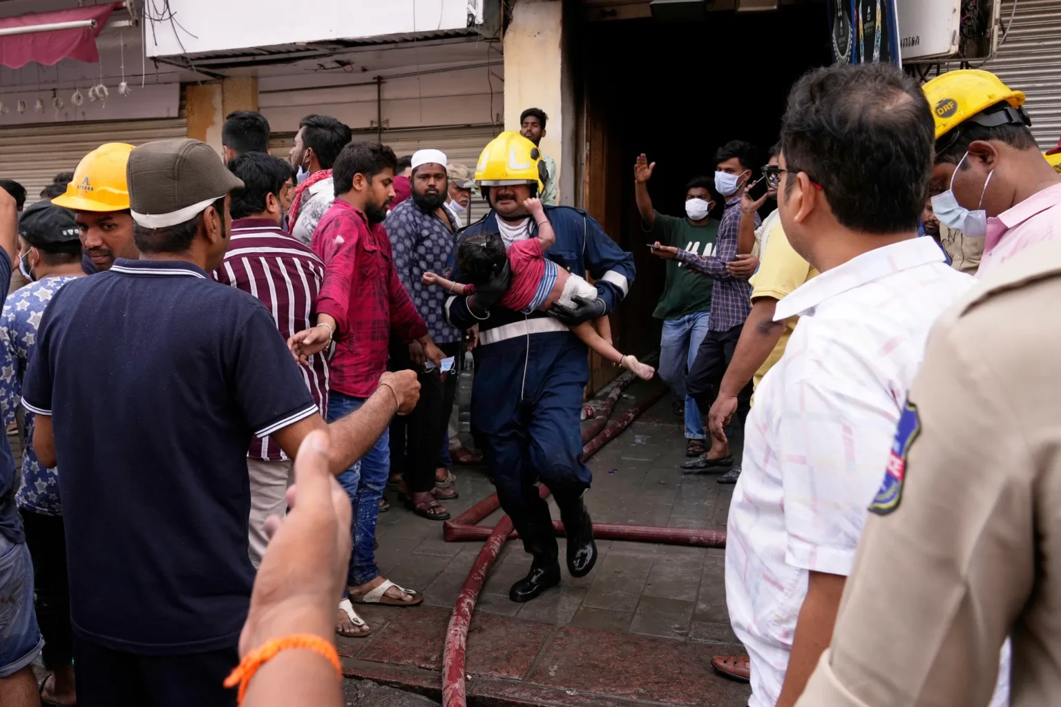 Incendie meurtrier dans un immeuble à Hyderabad : au moins 17 morts et plusieurs blessés