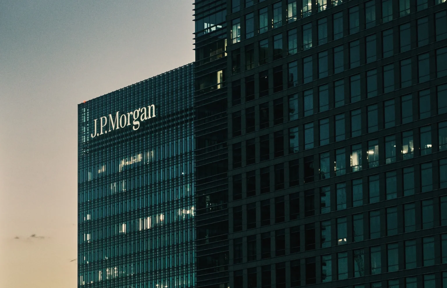 JPMorgan relève ses prévisions de croissance pour la Chine après une trêve commerciale jugée « étonnamment positive »