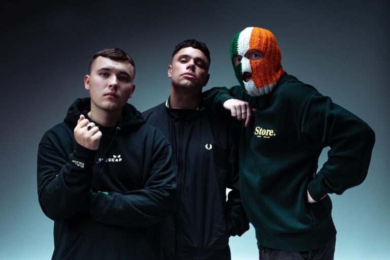 Le groupe de rap nord-irlandais Kneecap visé par une enquête antiterroriste au Royaume-Uni