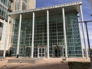 Un couple jugé pour avoir mis en scène une croix brûlée devant l’affiche d’un candidat noir à Colorado Springs