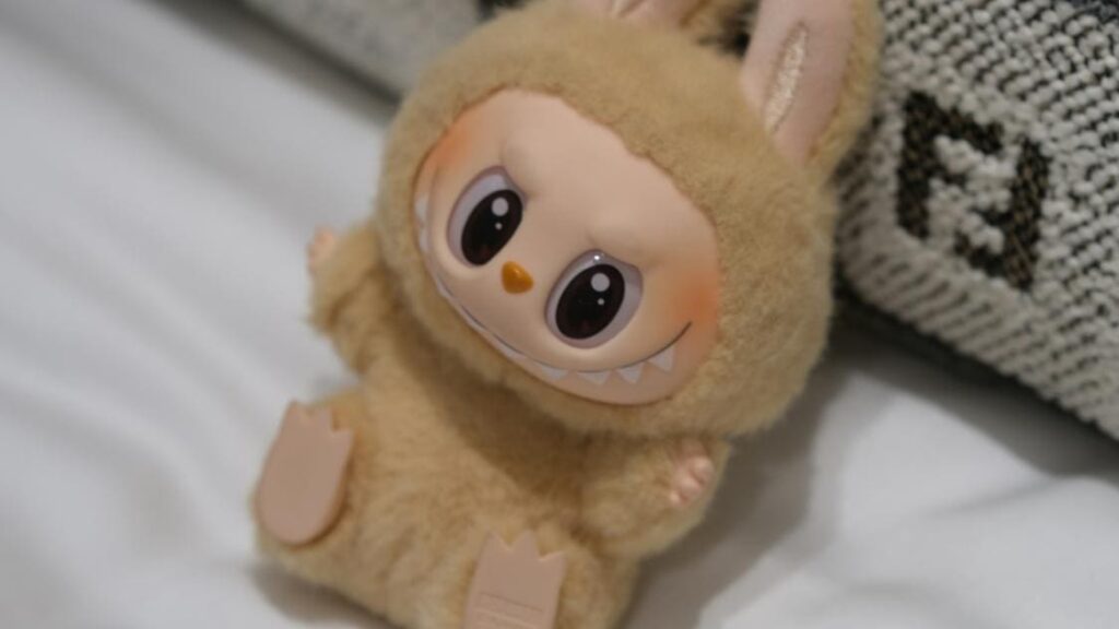 Labubu : la peluche monstrueuse qui affole les foules et déchaîne les passions