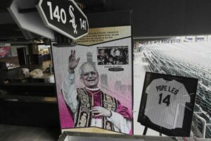 Les White Sox rendent hommage au pape Léon XIV et à sa présence historique aux World Series