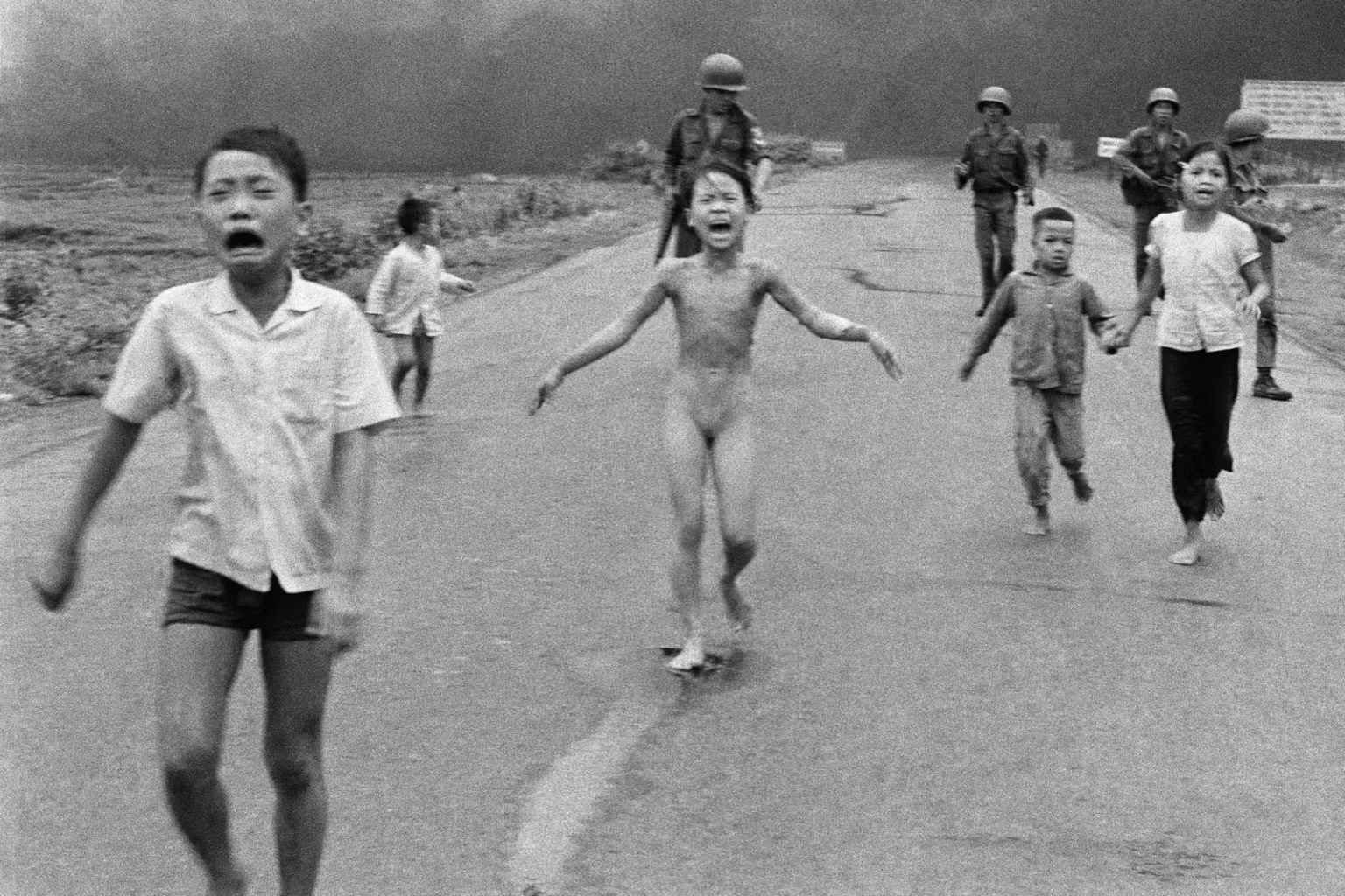 « La petite fille au napalm » : World Press Photo suspend le crédit du cliché emblématique attribué à Nick Ut