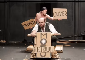 « Les Gros Patinent Bien » : une épopée burlesque en carton de retour à Paris