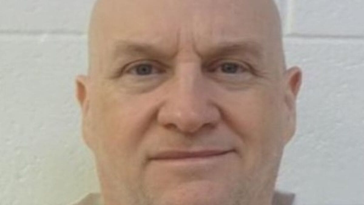 "Le Diable des Ozarks" en cavale : les grottes de montagne passées au peigne fin pour retrouver l’ex-chef de police fugitif