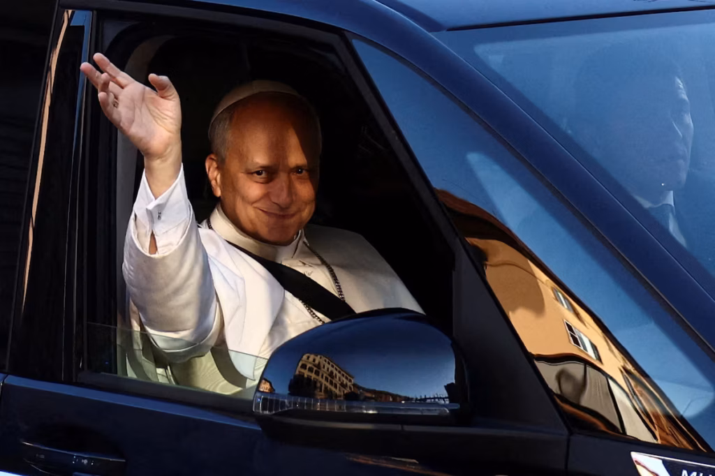 Première sortie émotive pour le pape Léon XIV : prière mariale et hommage à François