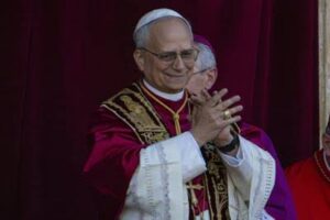 Quelle est la bénédiction dominicale traditionnelle que les papes prononcent place Saint-Pierre ?