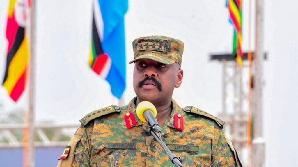 **L’Ouganda rompt sa coopération militaire avec l’Allemagne, accusant l’ambassadeur de « subversion »** L’armée ougandaise a annoncé dimanche la suspension immédiate de toute coopération militaire avec l’Allemagne, accusant l’ambassadeur de Berlin à Kampala, Mathias Schauer, de s’être livré à des « activités subversives » sur le territoire ougandais. La déclaration, publiée sur la plateforme X par le porte-parole des Forces de défense du peuple ougandais (UPDF), Chris Magezi, n’apporte toutefois aucun détail sur la nature exacte des accusations. « En réponse à des rapports de renseignements crédibles », a déclaré Magezi, « les UPDF ont suspendu toutes les activités de défense et de coopération militaire en cours avec la République fédérale d’Allemagne ». Les détails sur l’étendue de la coopération en question n’ont pas été précisés, bien que l’Ouganda participe notamment à la mission de maintien de la paix de l’Union africaine en Somalie (AUSSOM), partiellement financée par l’Union européenne, dont l’Allemagne est un membre important. La décision intervient dans un contexte tendu entre Kampala et plusieurs capitales occidentales. Le général Muhoozi Kainerugaba, chef des armées ougandaises et fils du président Yoweri Museveni, a déclaré sur X que la rupture n’était « pas dirigée contre le peuple allemand », mais visait spécifiquement Schauer, qu’il a qualifié d’« inapte à servir en Ouganda ». Connu pour ses prises de position virulentes sur les réseaux sociaux, Kainerugaba a récemment averti l’Union européenne qu’elle « jouait avec le feu », après une rencontre entre un groupe d’ambassadeurs européens et les dirigeants du principal parti d’opposition ougandais, dont la figure de proue Bobi Wine. L’ambassade d’Allemagne à Kampala n’a pas réagi publiquement à cette annonce, et le ministère ougandais des Affaires étrangères n’a pas pu être joint. Cette rupture constitue un nouvel épisode dans l’escalade diplomatique entre l’Ouganda et ses partenaires européens, à l’heure où le régime de Museveni est critiqué pour son autoritarisme croissant.