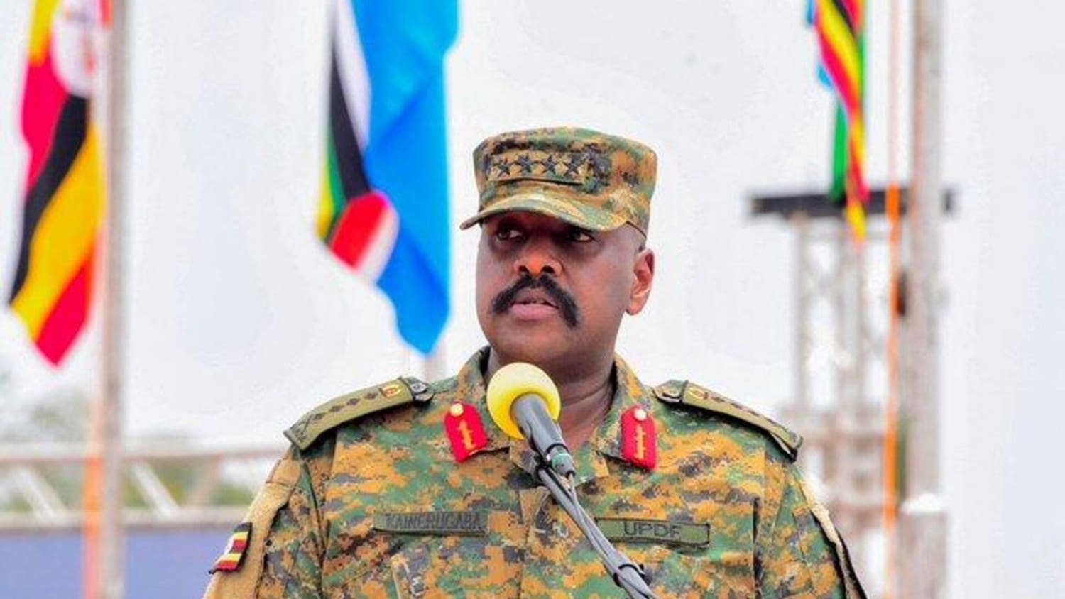 **L’Ouganda rompt sa coopération militaire avec l’Allemagne, accusant l’ambassadeur de « subversion »** L’armée ougandaise a annoncé dimanche la suspension immédiate de toute coopération militaire avec l’Allemagne, accusant l’ambassadeur de Berlin à Kampala, Mathias Schauer, de s’être livré à des « activités subversives » sur le territoire ougandais. La déclaration, publiée sur la plateforme X par le porte-parole des Forces de défense du peuple ougandais (UPDF), Chris Magezi, n’apporte toutefois aucun détail sur la nature exacte des accusations. « En réponse à des rapports de renseignements crédibles », a déclaré Magezi, « les UPDF ont suspendu toutes les activités de défense et de coopération militaire en cours avec la République fédérale d’Allemagne ». Les détails sur l’étendue de la coopération en question n’ont pas été précisés, bien que l’Ouganda participe notamment à la mission de maintien de la paix de l’Union africaine en Somalie (AUSSOM), partiellement financée par l’Union européenne, dont l’Allemagne est un membre important. La décision intervient dans un contexte tendu entre Kampala et plusieurs capitales occidentales. Le général Muhoozi Kainerugaba, chef des armées ougandaises et fils du président Yoweri Museveni, a déclaré sur X que la rupture n’était « pas dirigée contre le peuple allemand », mais visait spécifiquement Schauer, qu’il a qualifié d’« inapte à servir en Ouganda ». Connu pour ses prises de position virulentes sur les réseaux sociaux, Kainerugaba a récemment averti l’Union européenne qu’elle « jouait avec le feu », après une rencontre entre un groupe d’ambassadeurs européens et les dirigeants du principal parti d’opposition ougandais, dont la figure de proue Bobi Wine. L’ambassade d’Allemagne à Kampala n’a pas réagi publiquement à cette annonce, et le ministère ougandais des Affaires étrangères n’a pas pu être joint. Cette rupture constitue un nouvel épisode dans l’escalade diplomatique entre l’Ouganda et ses partenaires européens, à l’heure où le régime de Museveni est critiqué pour son autoritarisme croissant.