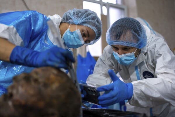 Autopsies accablantes : des prisonniers de guerre ukrainiens meurent dans les geôles russes dans un climat de brutalité systémique