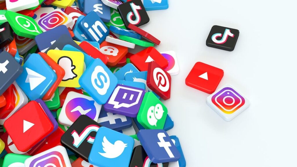 Les réseaux sociaux avant 15 ans dans le viseur du gouvernement