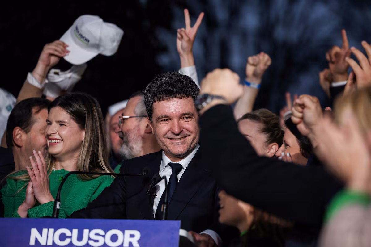 Revirement électoral en Roumanie : le centriste Nicusor Dan en passe de remporter la présidence face à l’extrême droite
