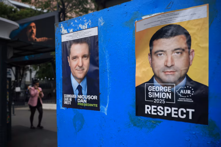 Présidentielle en Roumanie : le centriste Nicusor Dan talonné par l’extrême droite à la veille d’un scrutin décisif