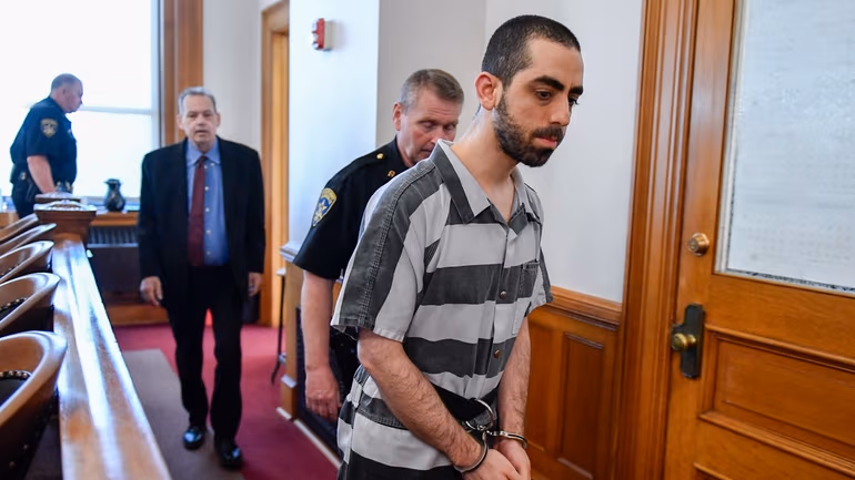 L’agresseur de Salman Rushdie condamné à 25 ans de prison pour tentative de meurtre