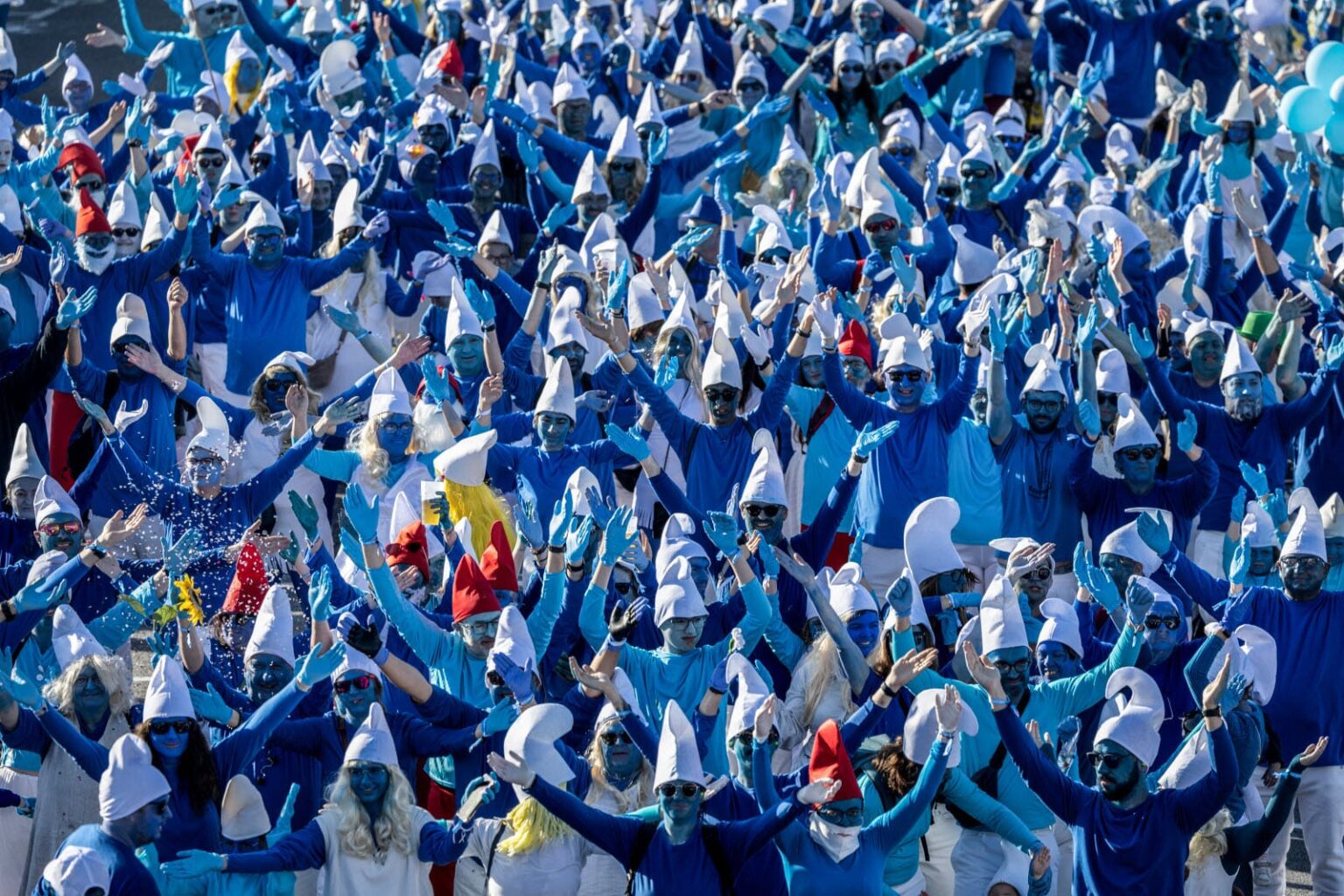 À Landerneau, un raz-de-marée bleu : 3 076 Schtroumpfs entrent dans l’histoire