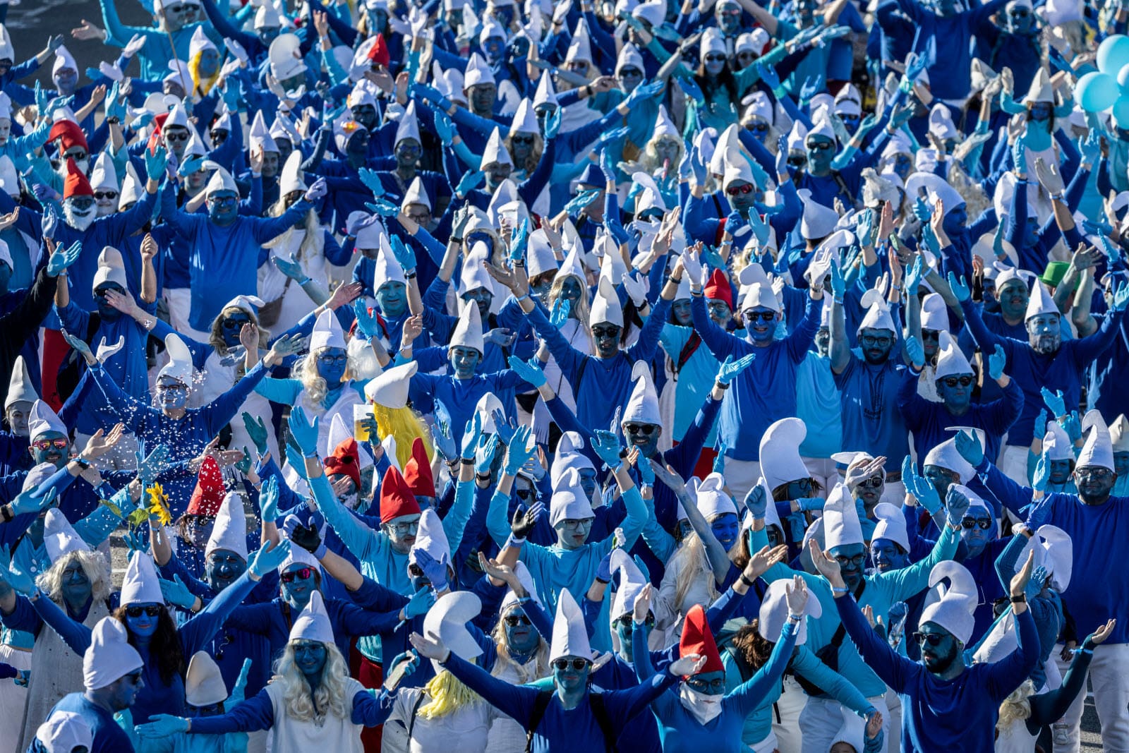 À Landerneau, un raz-de-marée bleu : 3 076 Schtroumpfs entrent dans l’histoire