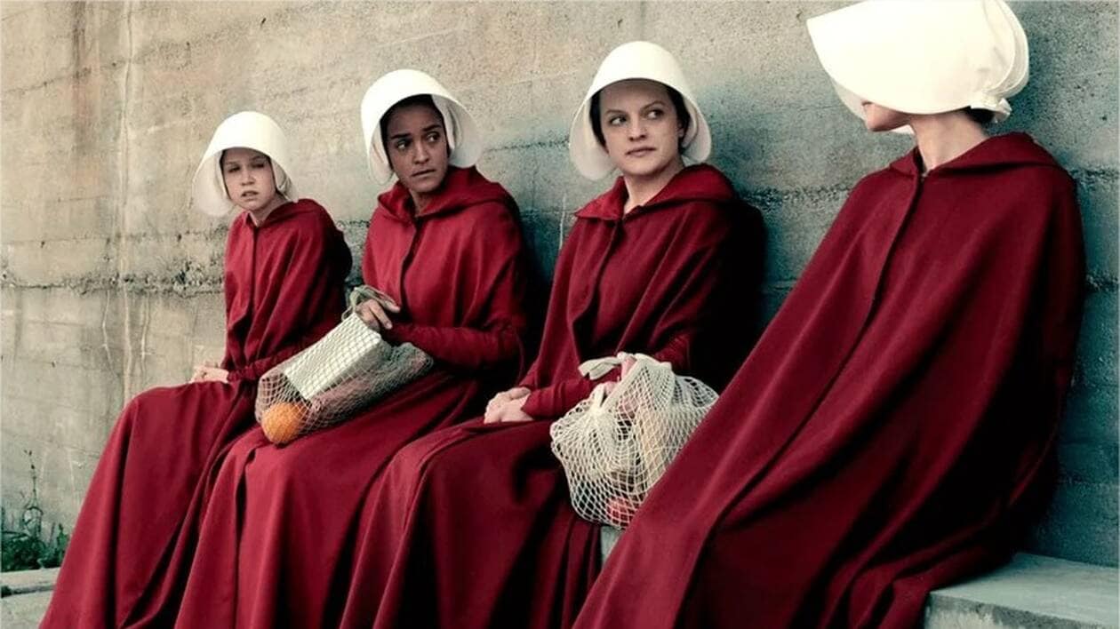 “La Servante écarlate” : la série s’achève sur une note sombre et inoubliable