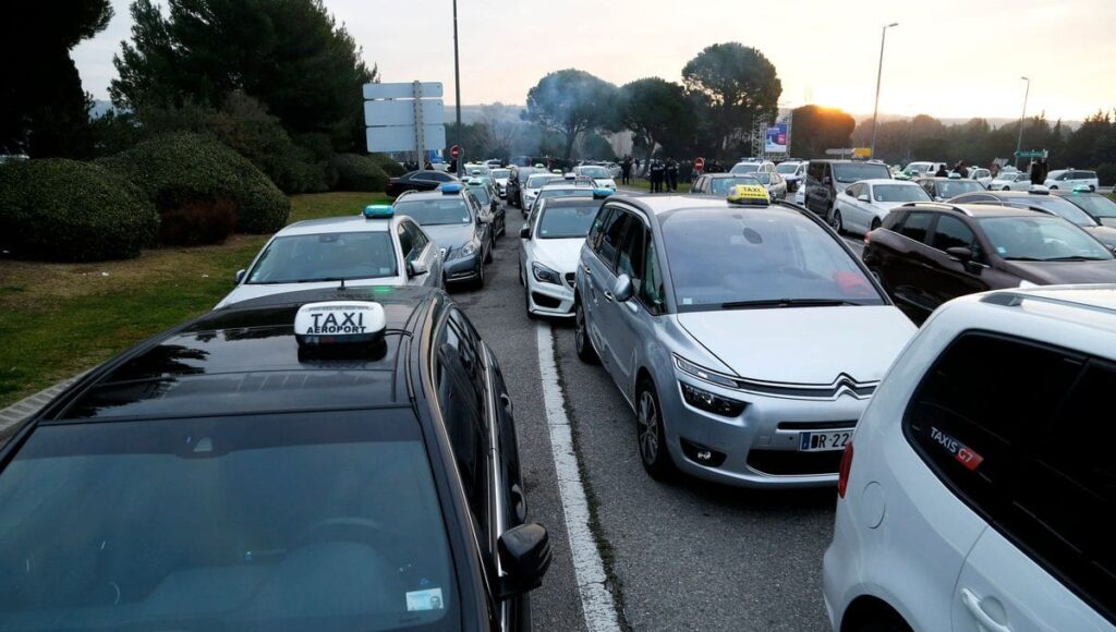 Des taxis toujours en colère : blocages et bras de fer autour du transport médical