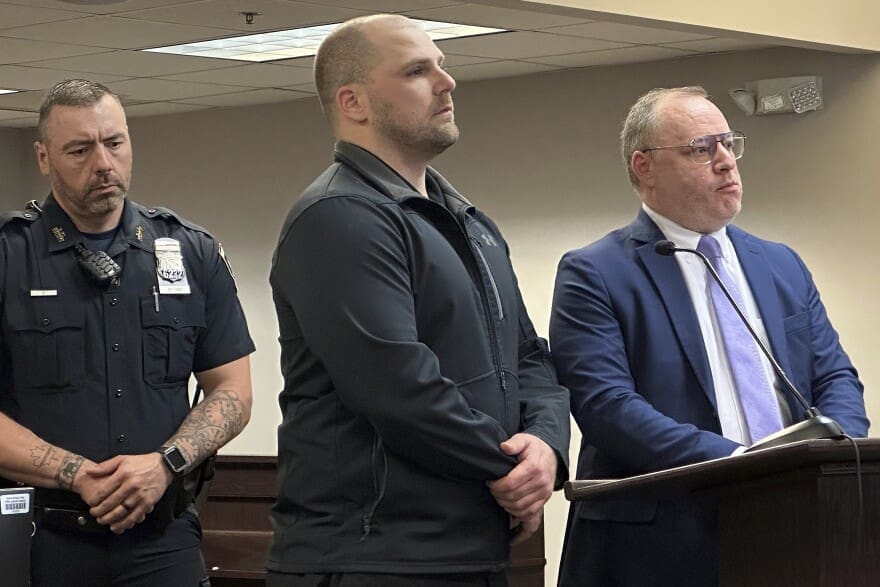 New York : un gardien de prison plaide coupable d’homicide pour avoir battu à mort un détenu menotté